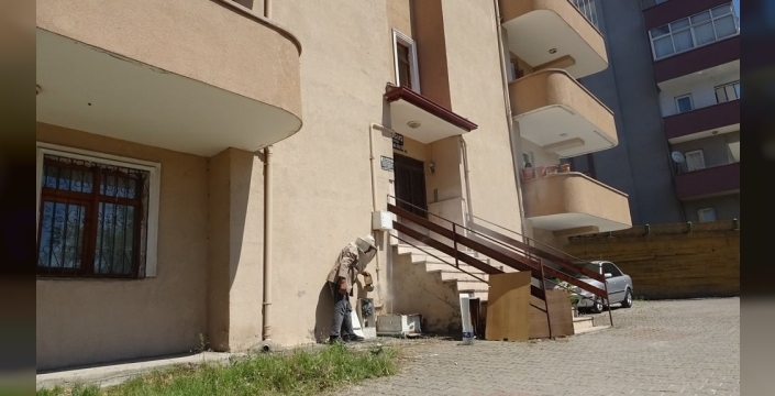 Doğal gaz kutusundaki arı yuvası apartman sakinlerini dehşete düşürdü: Eski arıcı son anda kurtardı