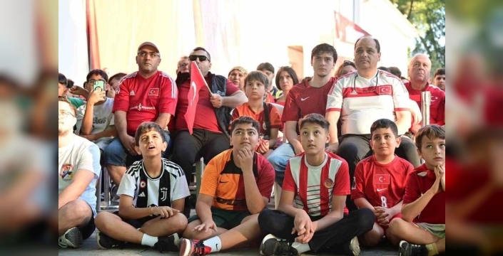Dokumapark'ta milli heyecan: Antalyalılar dev ekranda buluştu