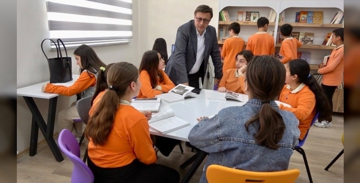Dr. Cengiz Çelik, Ağrı'da okurlarıyla buluştu ve kitabını bağışladı