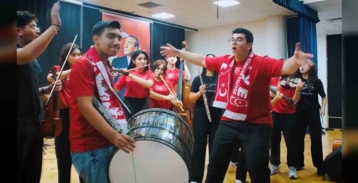 Dünya Kupası'nda A Milli Takım'ın sesi Bursa'dan yükseldi: Öğrencilerden 'Bizim Çocuklar' marşı zirvede