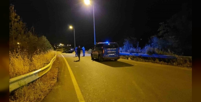 Düzce'de korkutan kaza: Otomobil kamyon ve başka bir araca çarparak takla attı, 2 yaralı