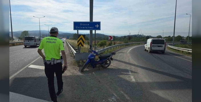 Düzce'de motosiklet kazası: Yaşlı sürücü bariyere çarptı