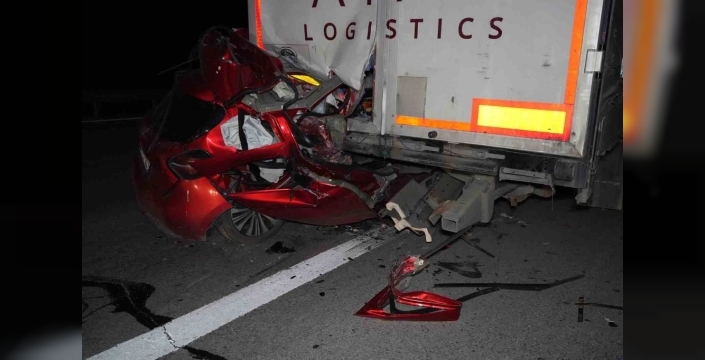 Edirne'de feci kaza: Yakıtı biten tıra çarpan otomobilin sürücüsü hayatını kaybetti
