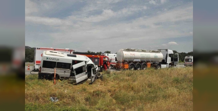 Edirne'de kan donduran kaza: Minibüs tıra böyle çaptı, 16 kişi hastanelik oldu!