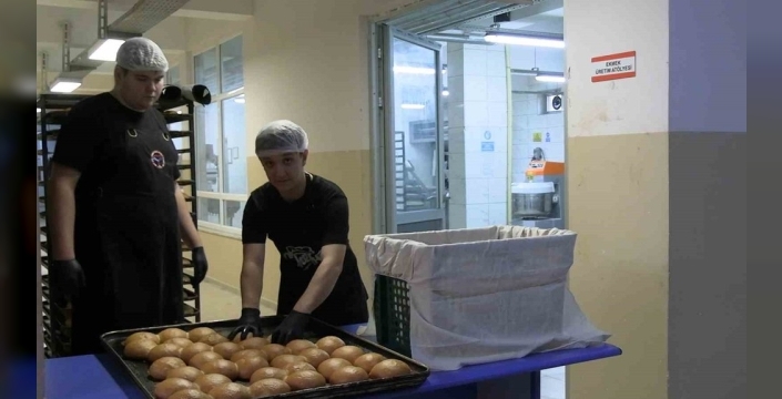 Edirne'de liseliler hem ekmek pişiriyor hem de cep harçlığı çıkarıyor