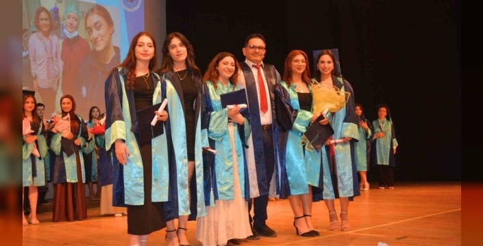 Ege Üniversitesi'nden sağlık sektörüne yeni yüzler: 36. dönem mezunları kep attı