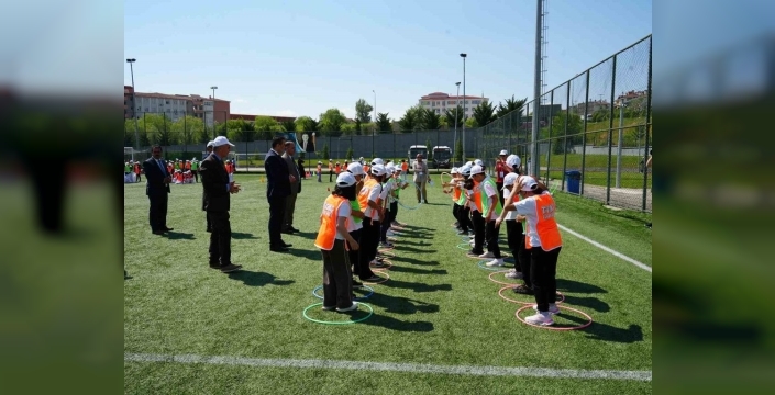 Ekran bağımlılığına karşı geleneksel oyun şöleni: Veliler ve öğretmenler de sahadaydı