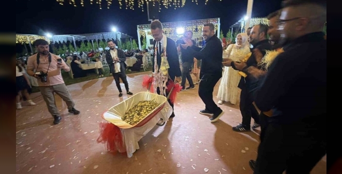 El arabasıyla gelen sürpriz: 10 bin TL madeni para düğüne damga vurdu!
