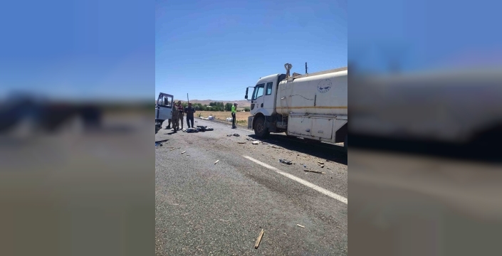 Elazığ-Bingöl yolunda dehşet: Kamyonlar çarpıştı, dorseler havada uçuştu!