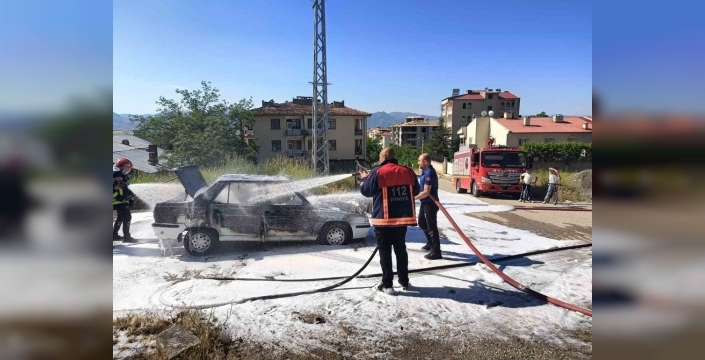Elazığ'da alevler içinde kalan araç kullanılamaz hale geldi