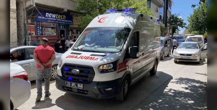 Elazığ'da dehşet: İnşaat asansörü altında kalan işçi hayati tehlikeyle hastaneye kaldırıldı