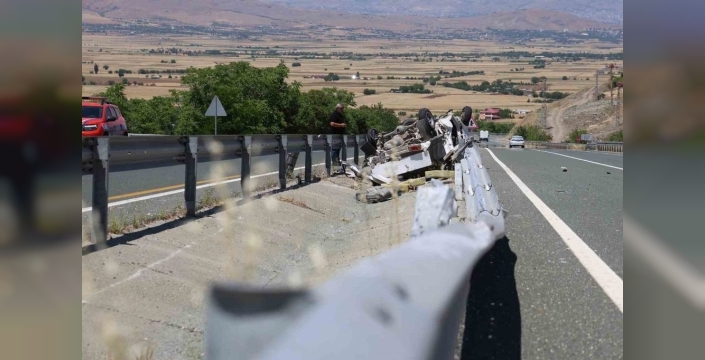 Elazığ'da korkunç kaza: Kamyonet su kanalına uçtu, 2 yaralı kurtarıldı
