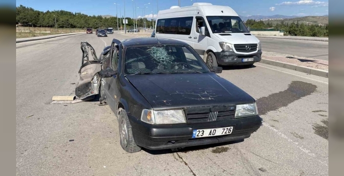 Elazığ'da yürekler ağızlara geldi: Direğe çarpan otomobil 3 cana mal oluyordu!