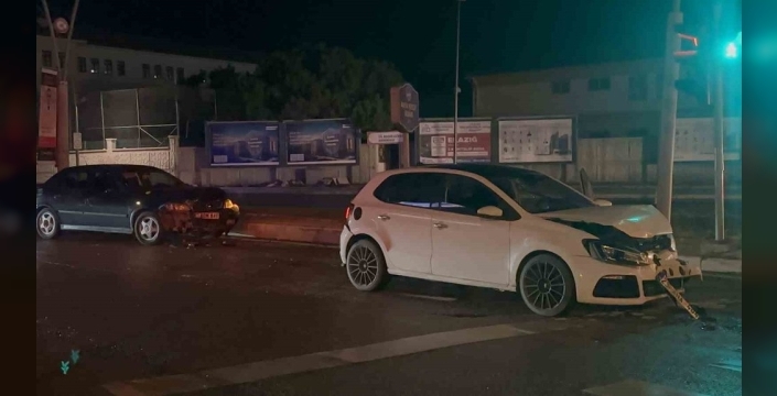 Elazığ'da zincirleme trafik kazası: 3 yaralı