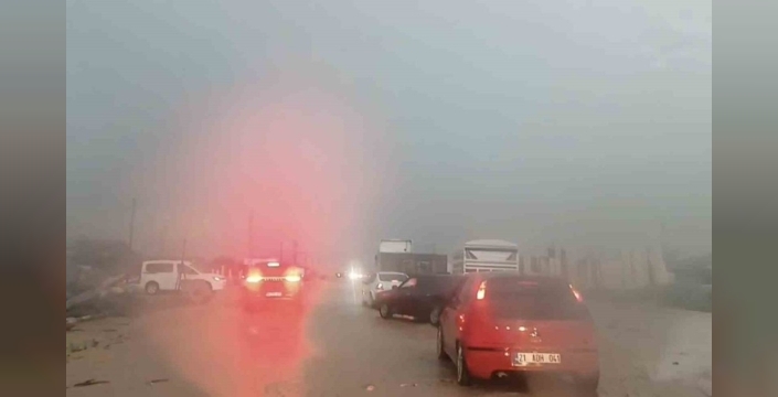 Elazığ-Tunceli yolu sel sularına teslim: Bir vatandaş kurtarıldı