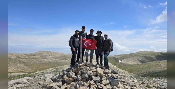 Elazığ ve Malatya dağcıları Beydağı zirvesinde buluştu, bayrağımızı dalgalandırdı