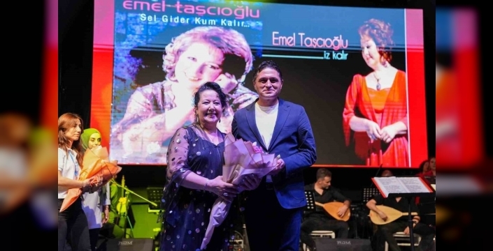 Emel Taşçıoğlu'nun sesi Aliağa'yı büyüledi: Müzik dolu bir gece yaşandı