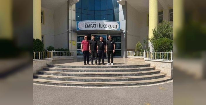 Emniyet müdüründen miniklere altın öğütler: Saha kenarından sınıfa, futboldan geleceğe!