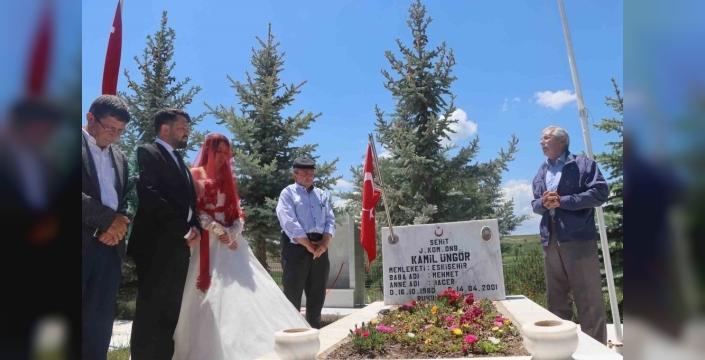 En mutlu gününde şehit amcasını unutmadı: İsmini taşıdığı kahramana vefa