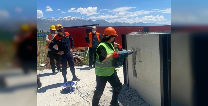 Enkaz altından hayat kurtarma sırları, genç sporcularla buluştu
