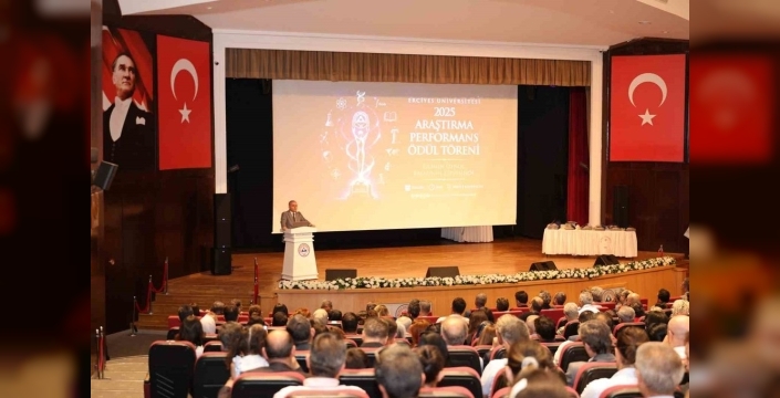 Erciyes Üniversitesi'nde 2025'in en parlak beyinleri ödüllendirildi