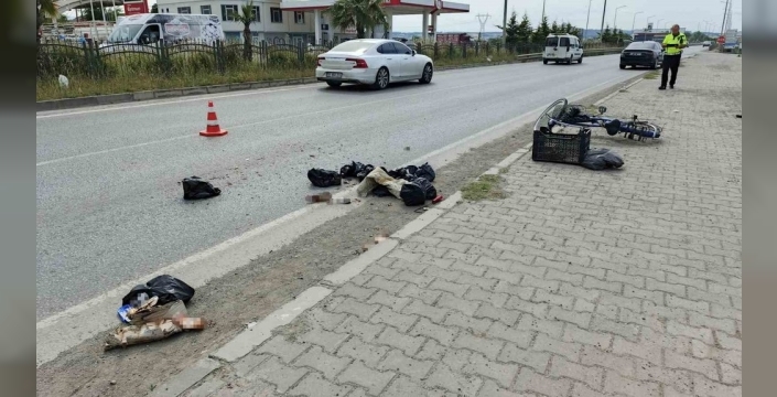 Erfelek Belediye Başkanı'nın makam aracı bisikletliye çarptı: Yaralı var