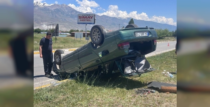 Erzincan'da kontrolden çıkan otomobil takla attı, 2 kişi yaralandı
