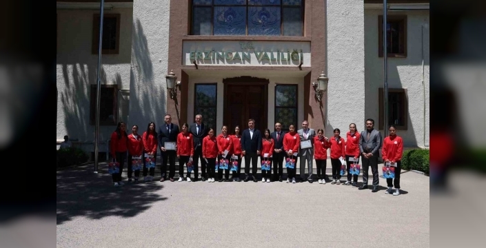 Erzincan Valisi, Türkiye Şampiyonası'na Giden Yıldız Kız Futsal Takımı'nı Şampiyonluk Yolunda Destekledi