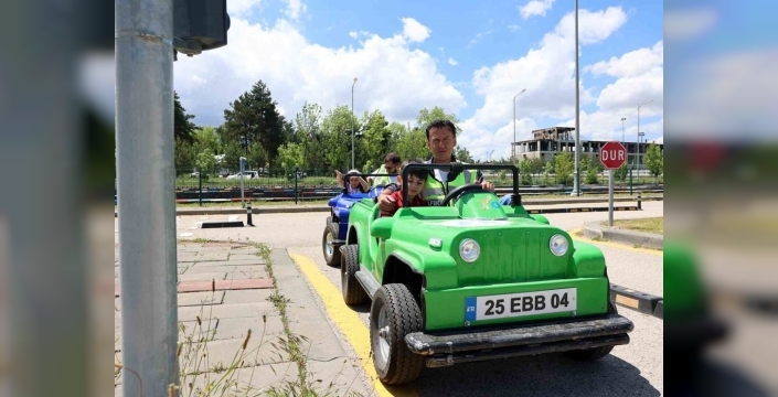 Erzurum'da çocuklara trafik eğitimi veriliyor