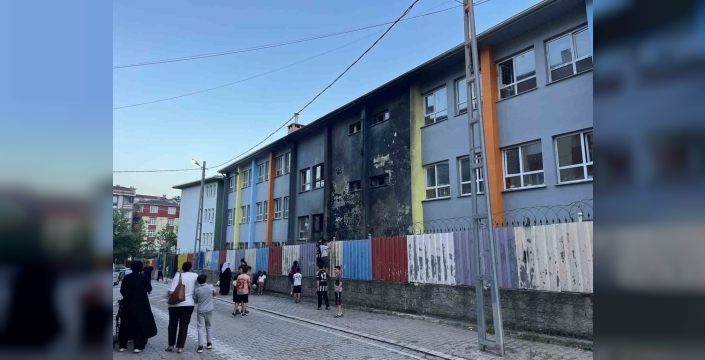 Esenyurt ilkokulunda korkutan yangın: Sıralar alev alev yandı