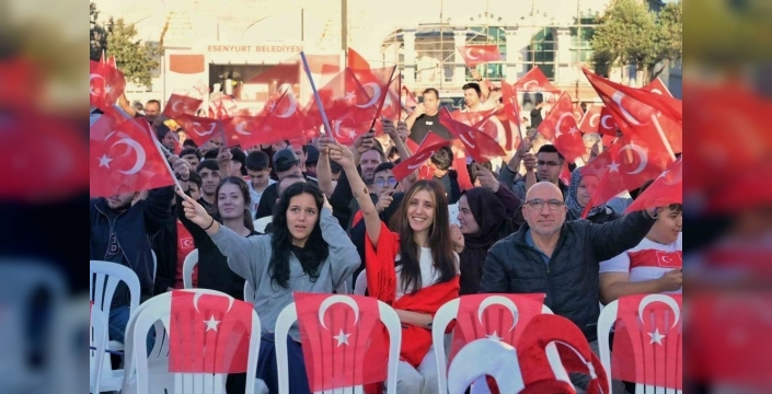 Esenyurt'ta dev ekranla milli heyecan dorukta: Dünya Kupası ateşi Cumhuriyet Meydanı'nı sardı