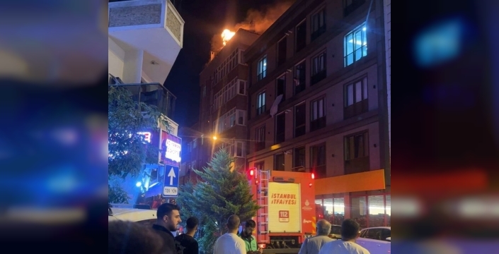 Esenyurt'ta gece yarısı paniği: Çatıda alevler yükseldi, ekipler seferber oldu