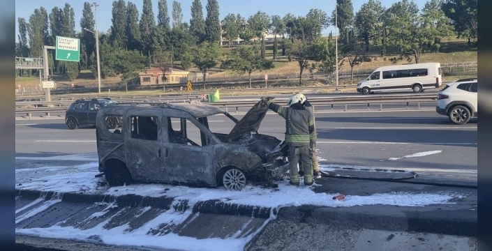 Esenyurt'ta hafif ticari araç alev alev yandı