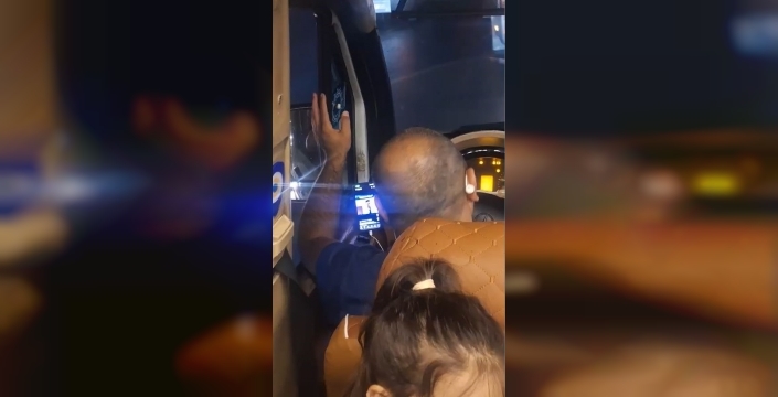 Esenyurt'ta minibüs şoförü, yolculuk sırasında video izlerken yakalandı