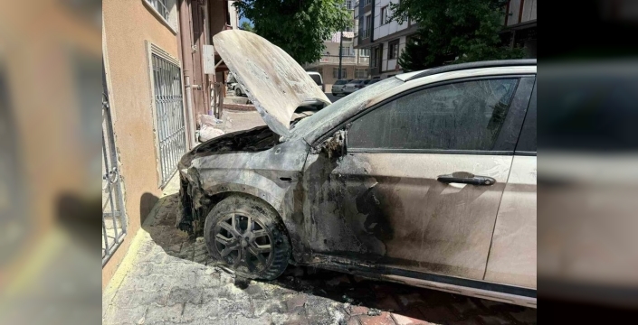 Esenyurt'ta park halindeki araç kundaklandı, o anlar kaydedildi