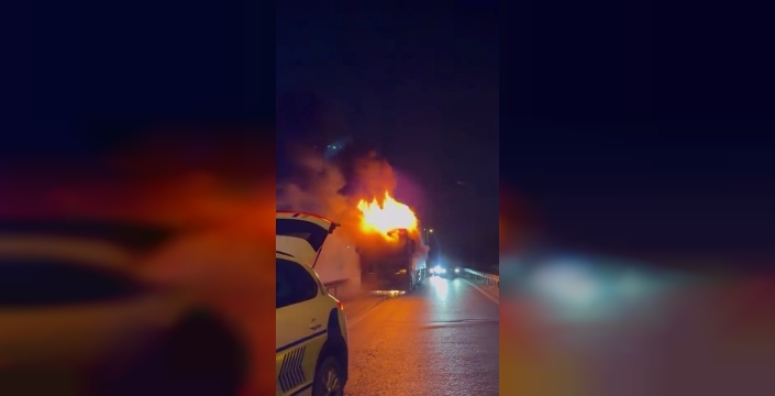 Esenyurt'ta tır yangını, trafik akışını etkiledi