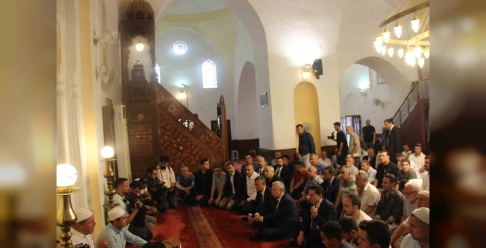 Eski başkan Ferdi Zeyrek, ölümünün birinci yılında Hatuniye Camii'nde anıldı; duygusal anlar yaşandı