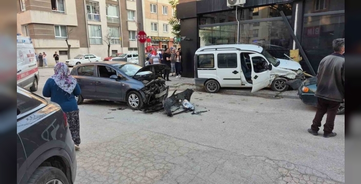 Eskişehir'de kavşakta feci kaza: İki yaralı
