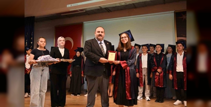 Eskişehir'de Koç ilk ve ortaokul mezunları kep attı
