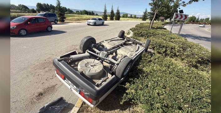 Eskişehir'de yürekler ağza geldi: Tofaş taklalar atarak refüje çıktı, 2 kişi yaralandı