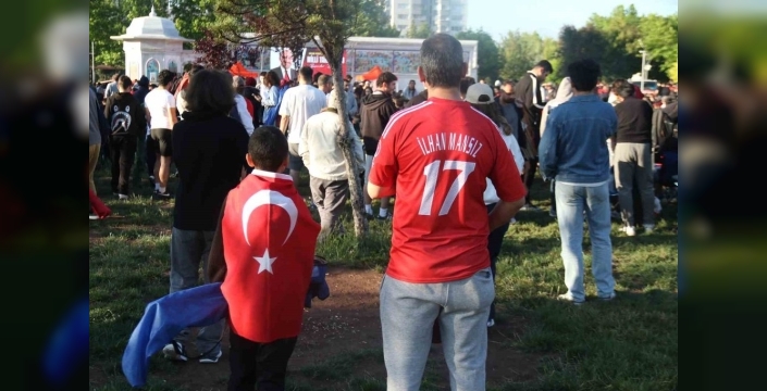 Eskişehirliler, 24 yıl sonra Dünya Kupası coşkusunu sabahın erken saatlerinde yaşadı