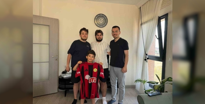 Eskişehirspor'un minik gönül eri, formayla ödüllendirildi