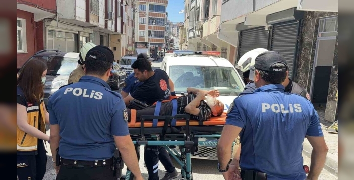 Evde mahsur kalan diyaliz hastası, camdan yardım çığlığıyla kurtarıldı