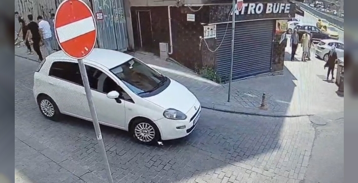 Fatih'te nefes kesen anlar: Araçtan çanta böyle çalındı, şüpheliler kamerada