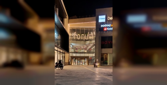 Forum Kayseri önünde kanlı kavga: Bıçaklanan kişi hastanelik oldu