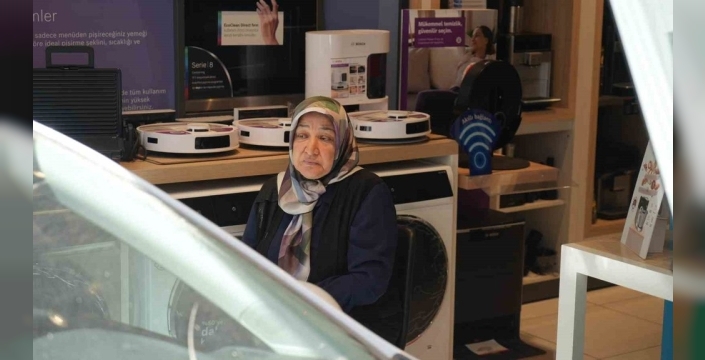Fren yerine gazla gelen şok: Otomobil iş yerine böyle daldı!