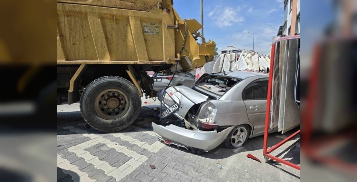 Freni boşalan kamyon, 4 araca çarparak durdu