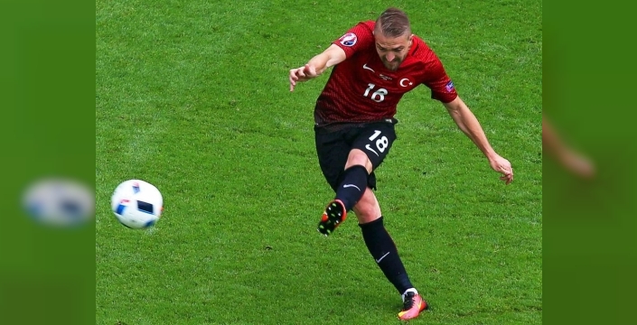 Futbol sahalarına veda: Caner Erkin topa son kez vurdu