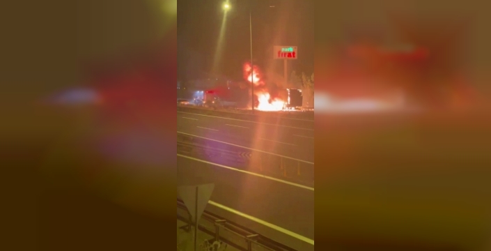 Gaziantep-Şanlıurfa otoyolunda seyir halindeki tır alev alev yandı