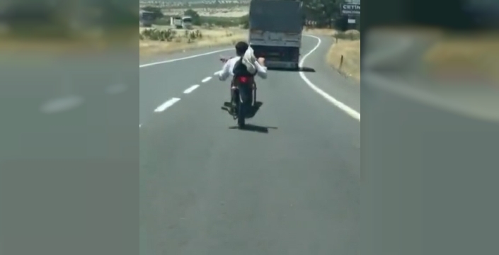 Gaziantep'te motosikletten tehlikeli yolculuk anları kaydedildi